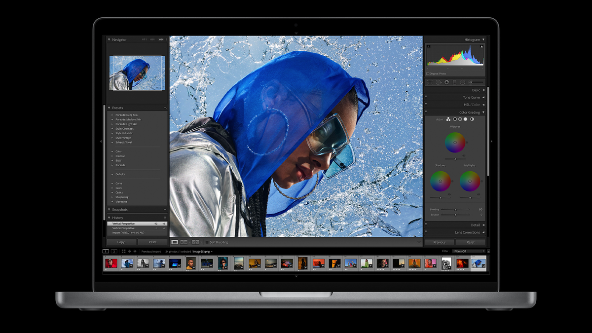 MacBook Pro với M1 Max chạy Adobe Lightroom.