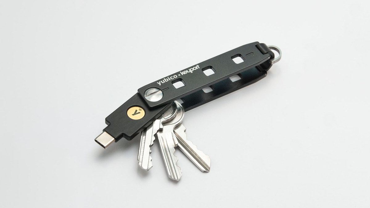 Penyelenggara kunci Yubico Keyport dengan satu set kunci internal dan Yubikey.