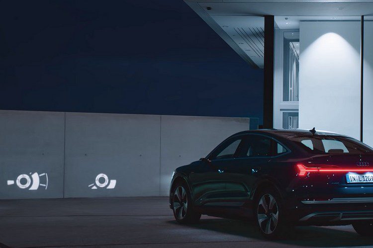 Audis nya “Digital Matrix Led”-strålkastare kan projicera animationer på väggar