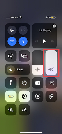 Sesuaikan volume menggunakan pusat kendali di iPhone