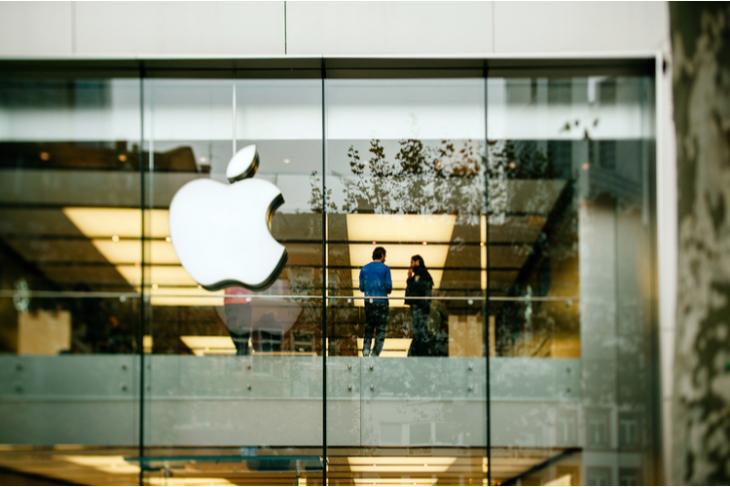 Apple memberikan penghargaan kepada karyawan yang berprestasi.