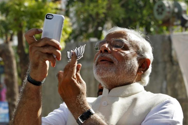 Người theo chủ nghĩa dân tộc Hindu Narendra Modi, ứng cử viên thủ tướng cho BJP đối lập chính của Ấn Độ, chụp ảnh 