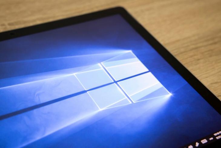 Hur man automatiskt växlar mellan mörkt och ljust läge på Windows 10