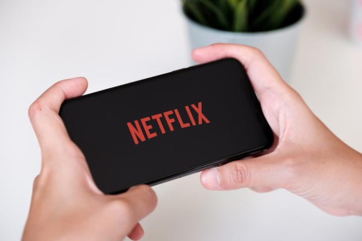 Cara menghapus judul lanjutkan menonton di Netflix di Android