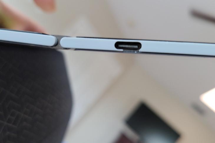 Pengguna Surface Duo melaporkan retakan di sekitar port USB-C