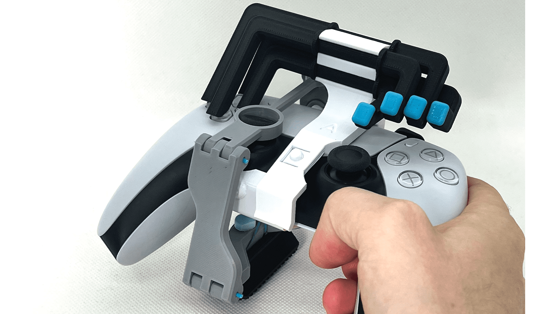 Denna 3D-printade DualSense-adapter låter dig spela PS5 med en hand