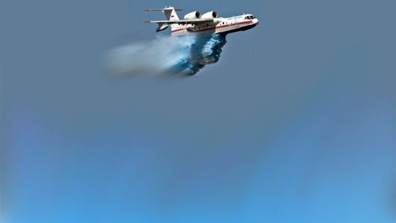 Video chữa cháy máy bay không người lái rơi nước từ độ cao