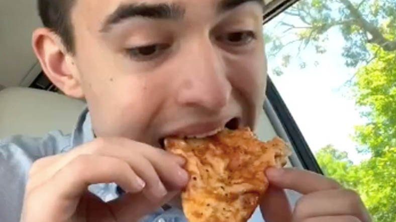 Cậu bé sẽ ăn pizza trong 420 ngày và giành được một chiếc xe Tesla Hóa ra mình đã bị lừa