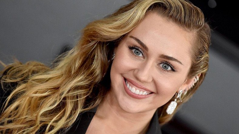 Ca sĩ nổi tiếng Miley Cyrus: Tôi bị người ngoài hành tinh theo đuổi