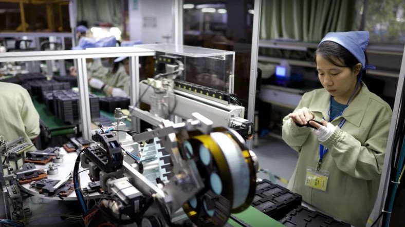 YouTuber tham quan nhà máy sản xuất pin iPhone ở Trung Quốc (Video)