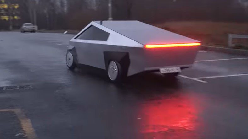 Người dùng YouTube Nga đã biến một mô hình Lada thành Cybertruck