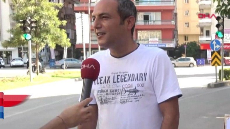 Một công dân ở Adana bán lượt thích và người theo dõi trên đường phố