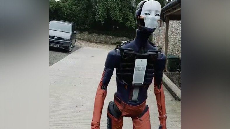 Son Zamanlarda Viral Olan, Aşırı İnsansı Yürüyen Robot (Video)