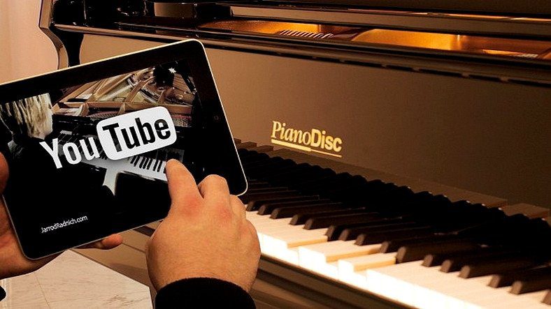 YouTube Müzik Kanalı Olan 'Rousseau'dan Görsel Şölen İle Birleşmiş Bir Müzik Dinletisi