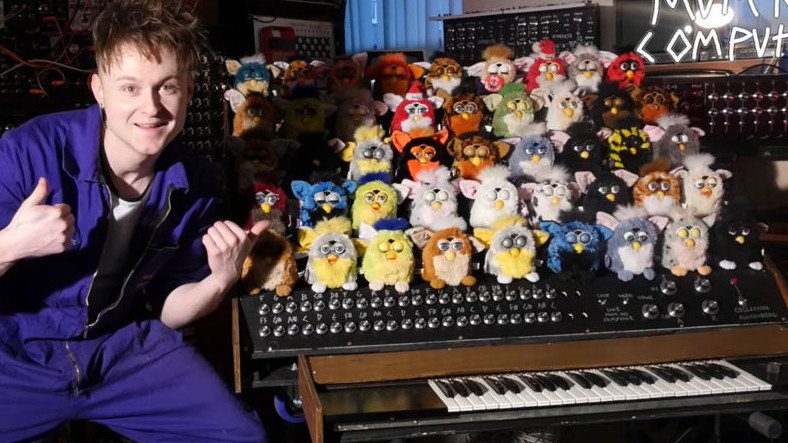 Youtuber chế tạo nhạc cụ từ đồ chơi Furby!