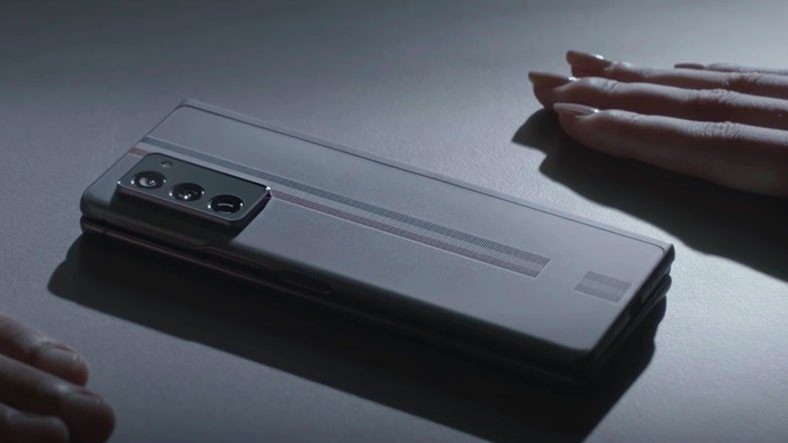 SAMSUNG Galaxy Z Fold2 Thom Browne được giới thiệu