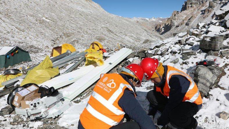 Huawei lắp đặt trạm 5G cao nhất thế giới trên Everest