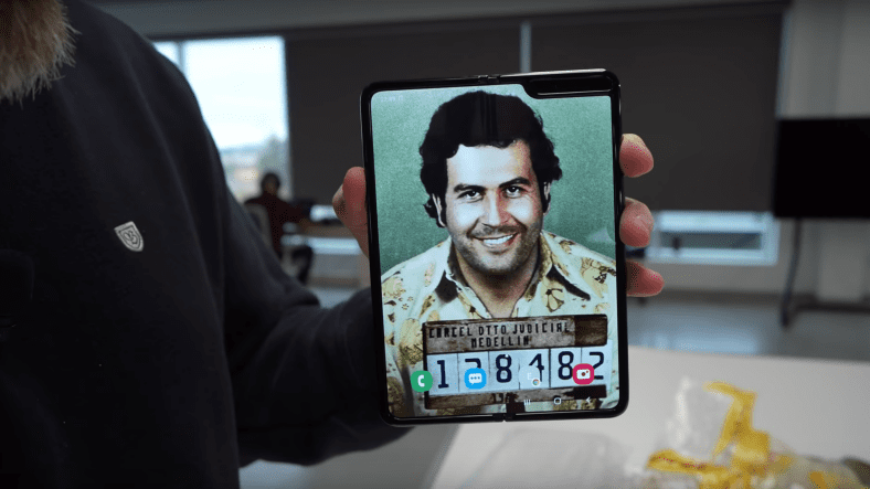 Youtuber nổi tiếng, Escobar Fold 2Đã tạo một video mở hộp cho
