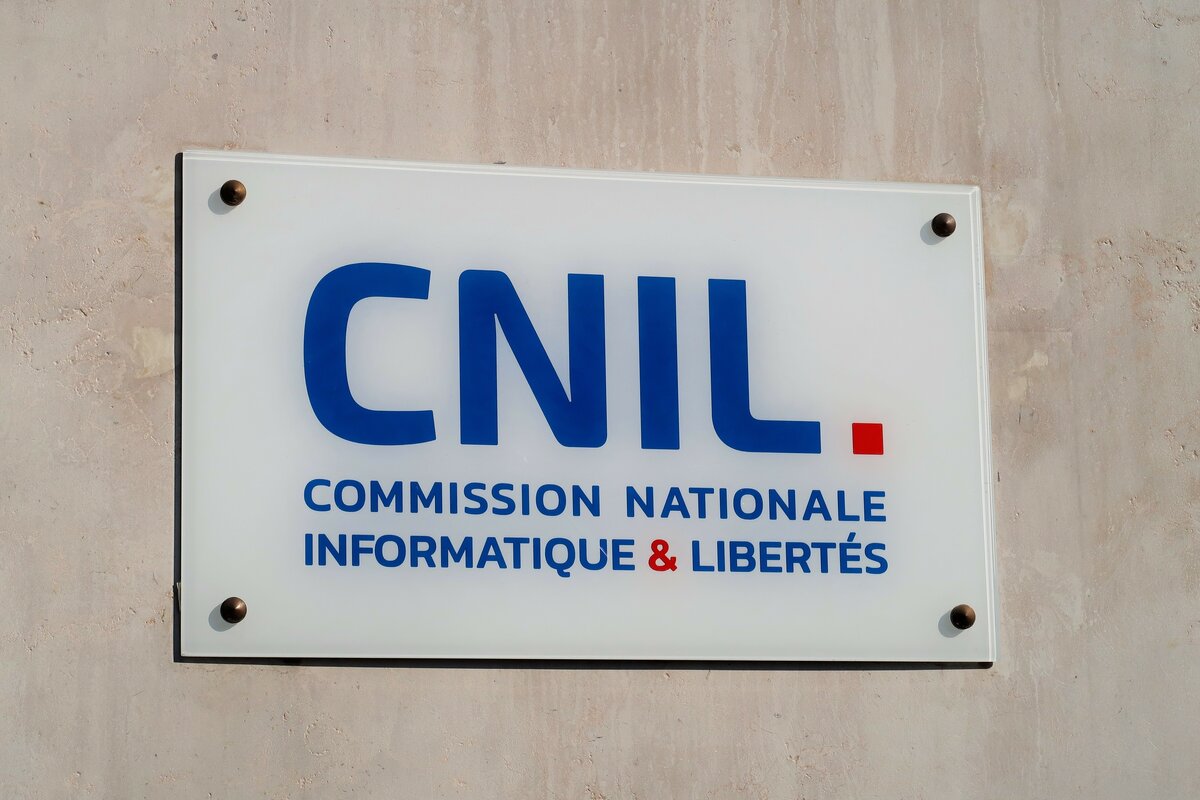 Logo của CNIL, Commission Nationale Informatique et Libertés, trên bảng hiệu ở lối vào trụ sở chính ở Paris - tháng 2 năm 2021 (Pháp)