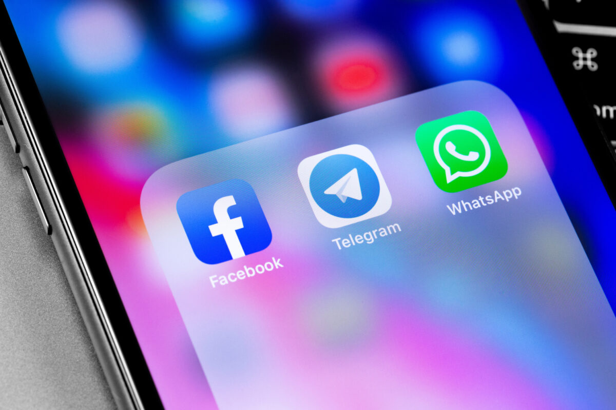 smartphone med Facebook, Whatsapp och Telegram ikon App på skärmen.  Applikation för sociala nätverk.  Moskva, Ryssland - 27 april 2019