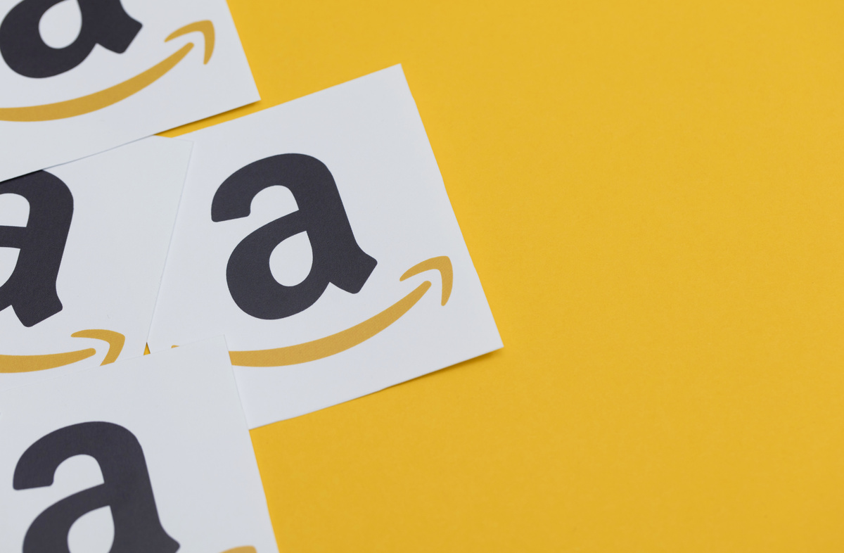 Ngày 12 tháng 1 năm 2018, Luân Đôn, Vương quốc Anh. Amazon logo in trên giấy. Amazon là nhà bán lẻ trực tuyến lớn nhất trên thế giới và được thành lập vào năm 1994