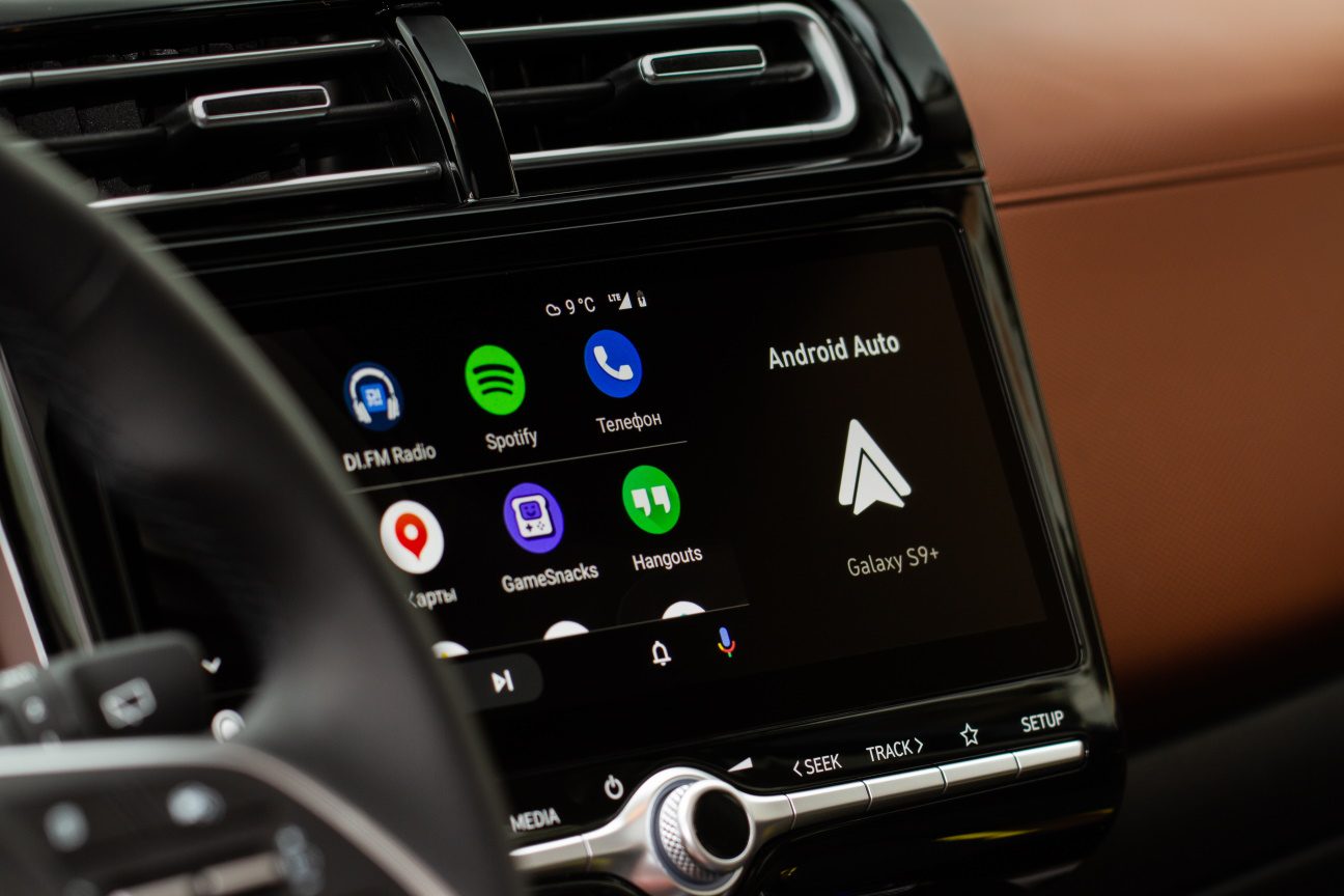 Om det nya Android Auto-gränssnittet kommer ut sent… kommer det att ersätta gränssnittet för Apple CarPlay