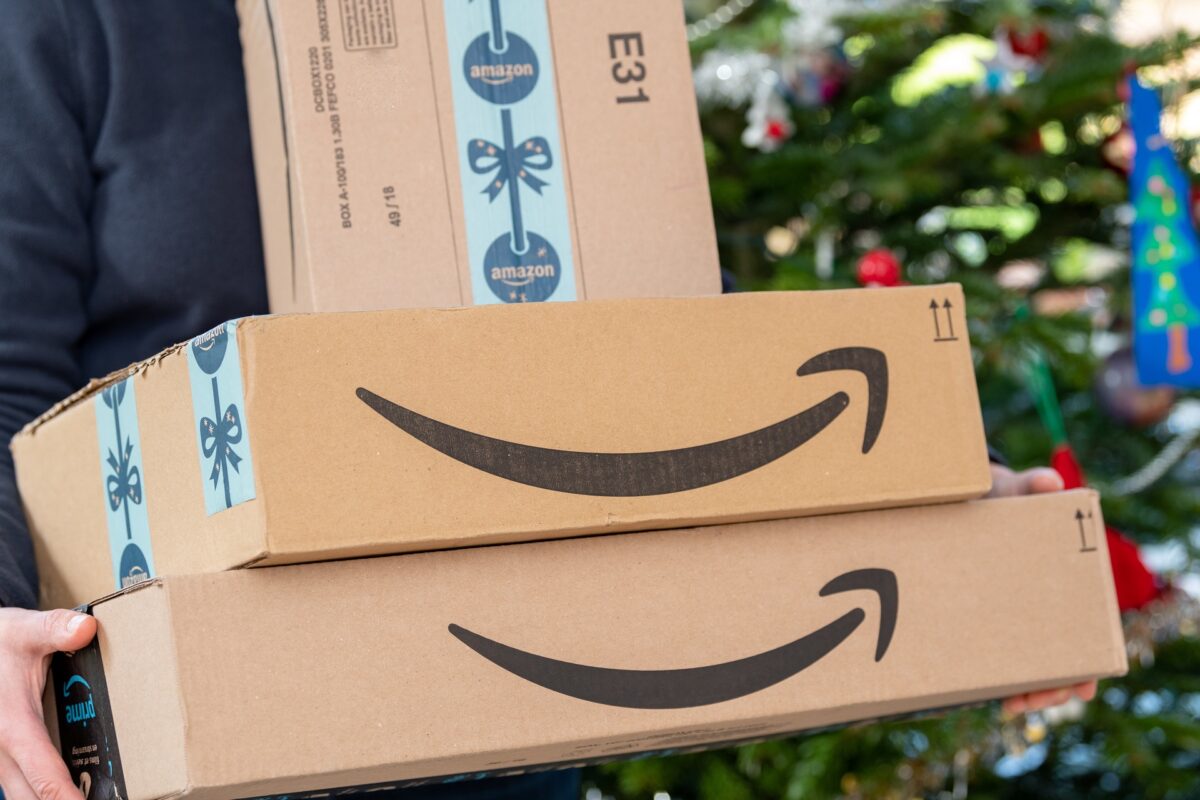 PARIS, PHÁP - Ngày 16 tháng 12 năm 2018: An Amazon Gói Prime được chuyển đến nhà dân vào dịp Giáng sinh