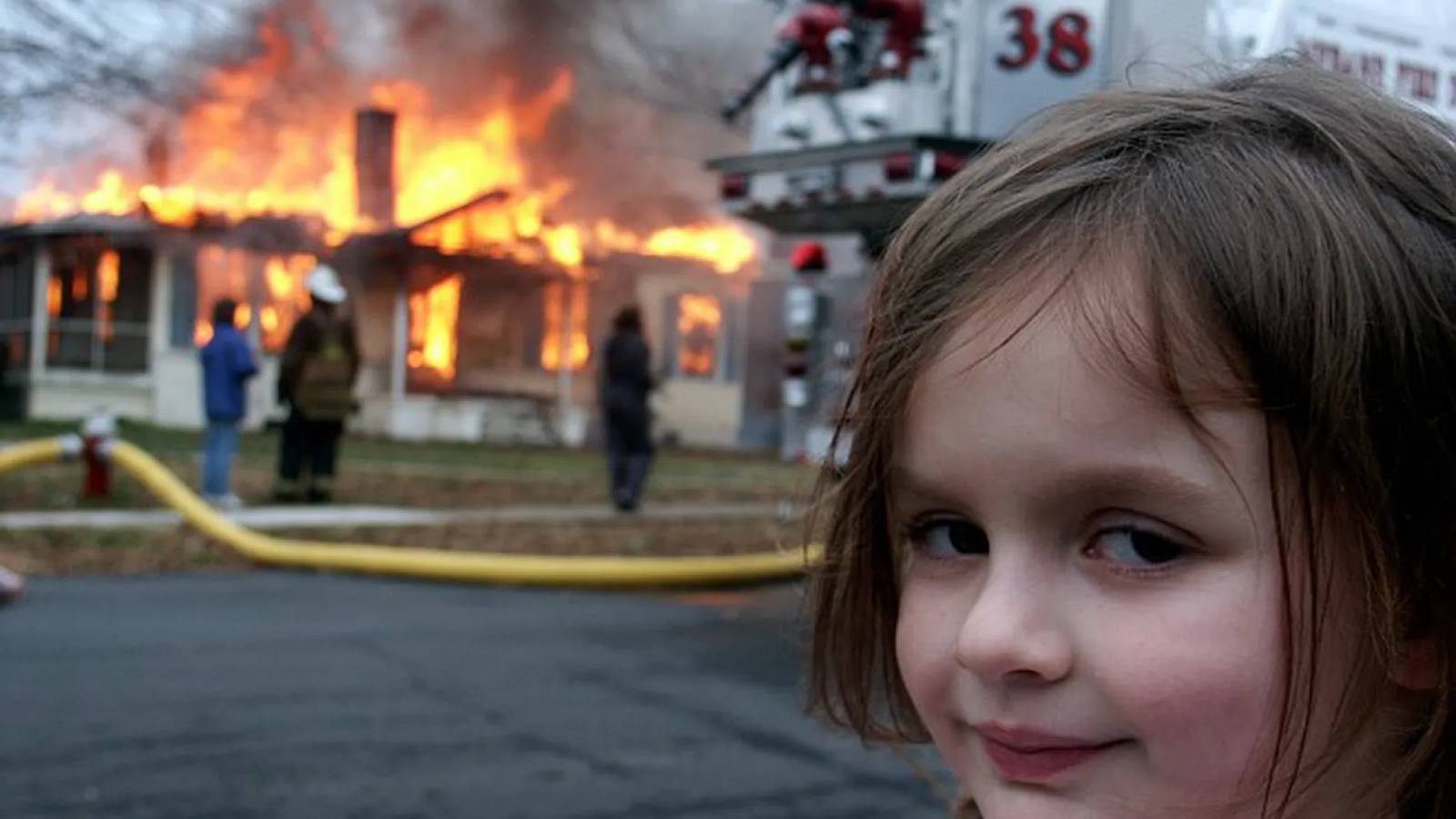 Disaster Girl meme såldes för $500 000 i NFT av “lilla flickan” själv