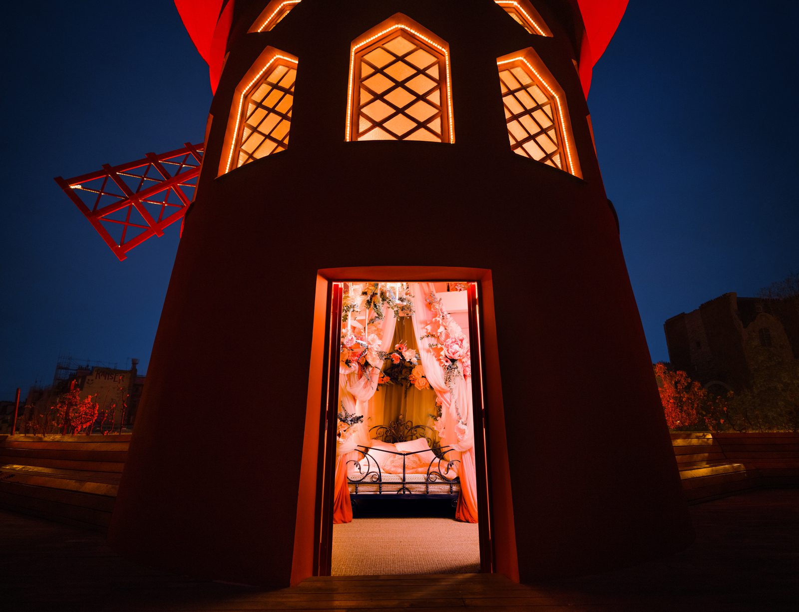 En natt i ett hemligt rum på Moulin Rouge?  Airbnb beviljar din önskan 1 euro