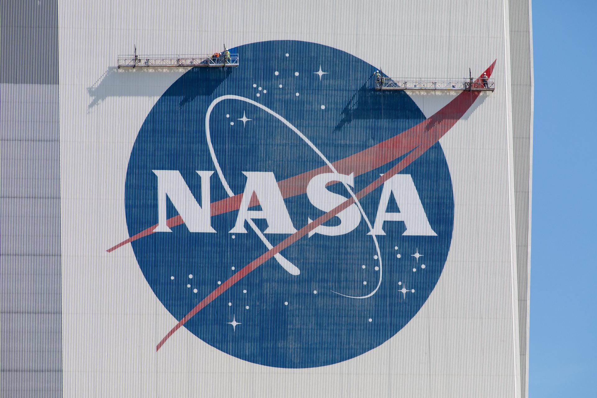 NASA Meatball logo VAB © NASA