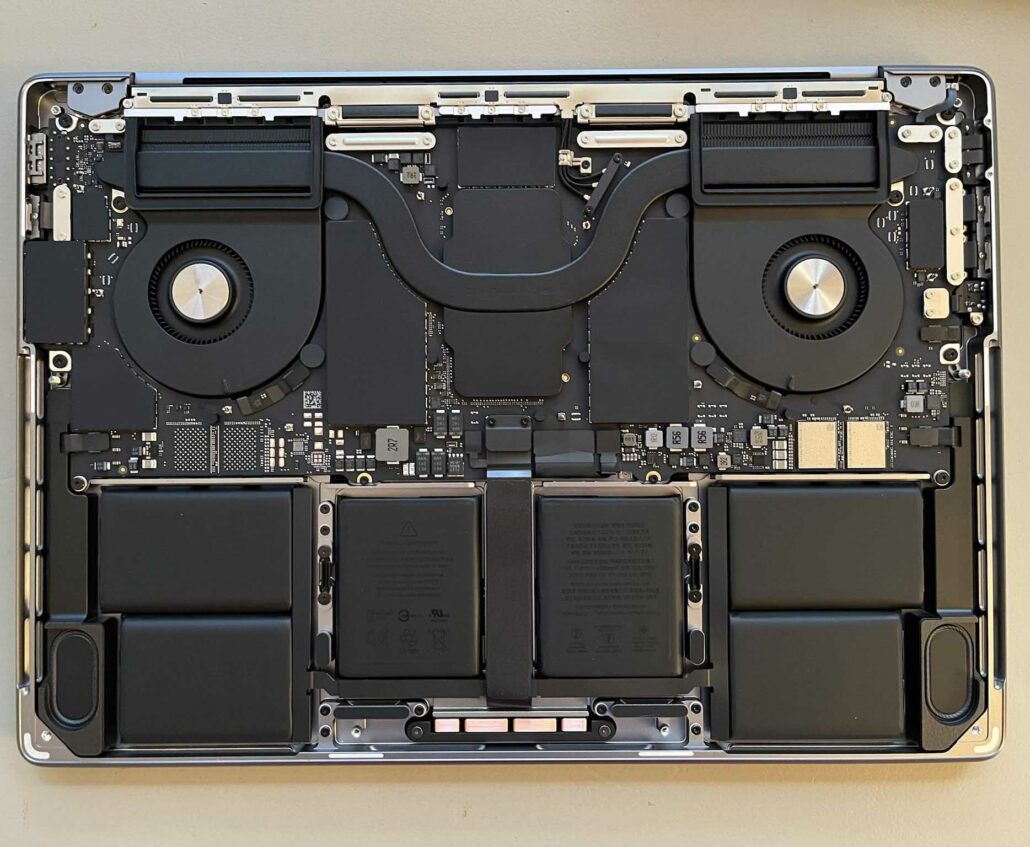 Nội thất MacBook Pro 2021 © the_Ex_Lurker (Reddit)