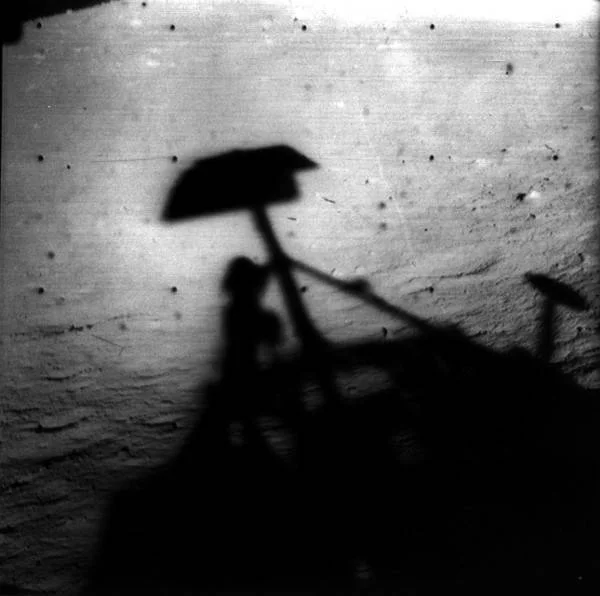 Kiểm soát viên-1 trên bóng tối Mặt trăng © NASA