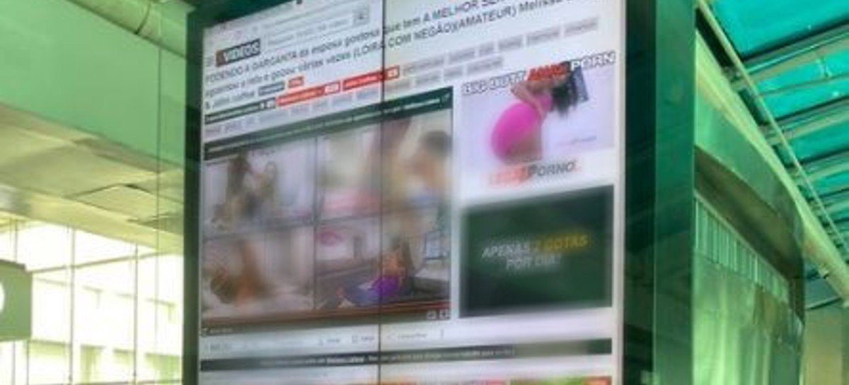 Totens de publicidade do aeroporto Santos Dumont são hackeados e exibem pornô