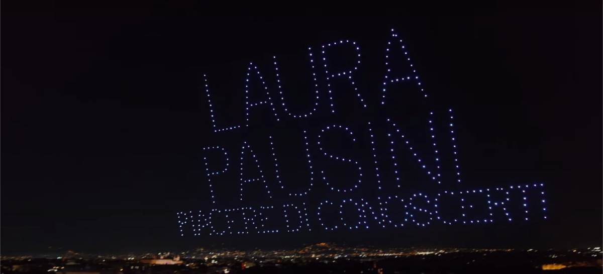 Incrível! Laura Pausini faz show com drones e transforma céu de Roma em karaokê