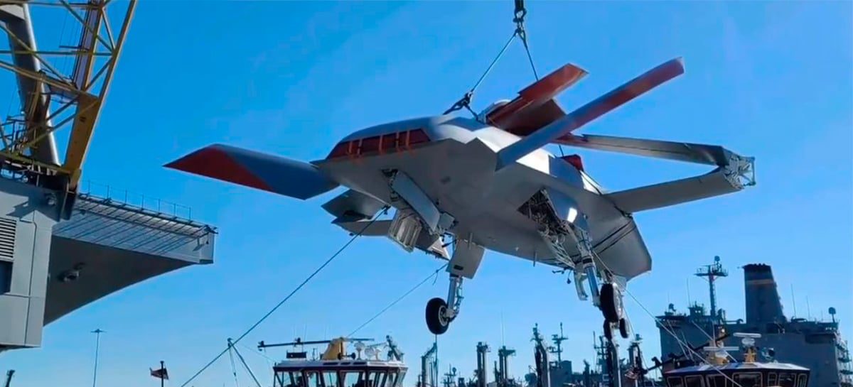 Drone MQ-25 embarca em porta aviões e terá função de abastecer caças em voo
