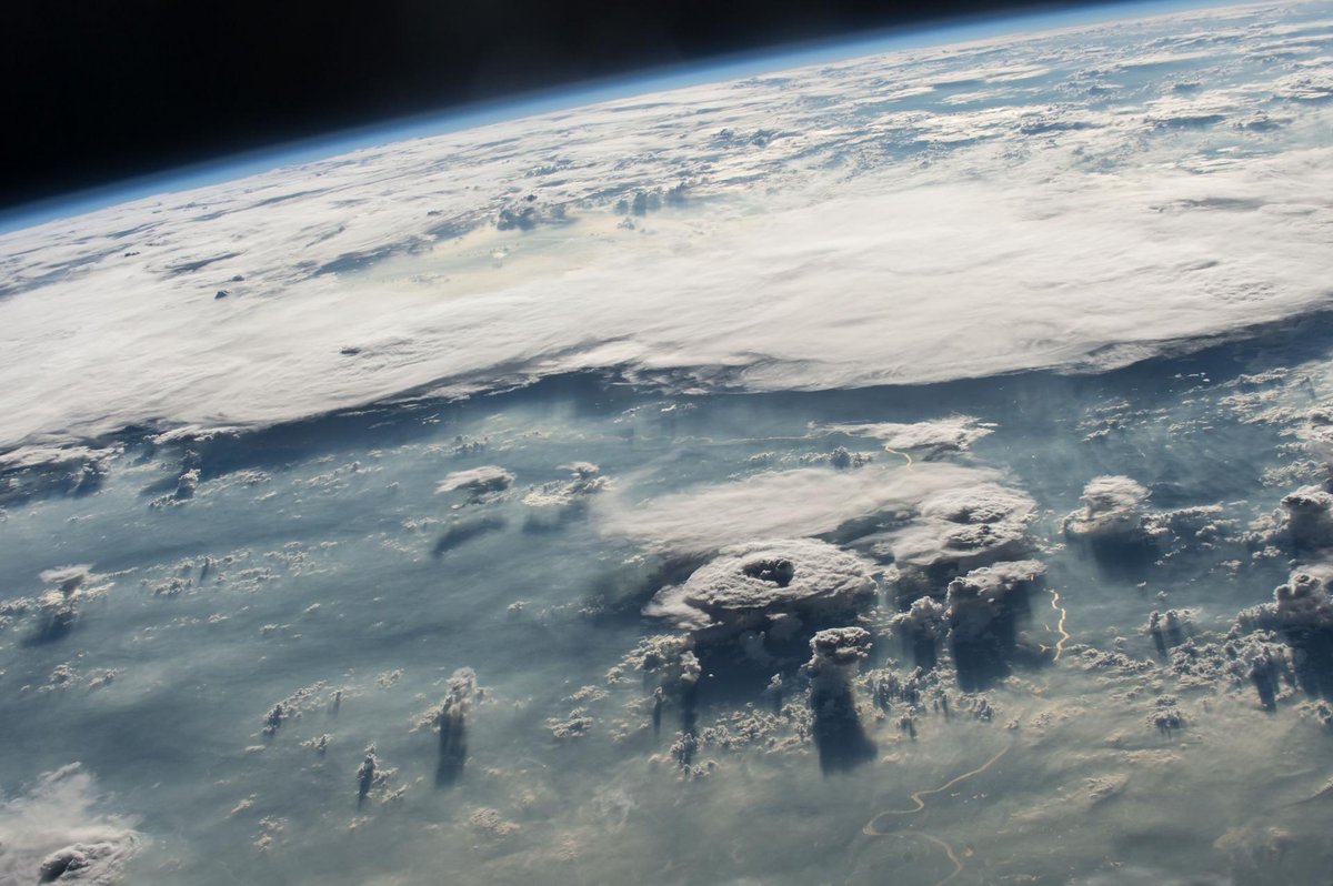Quỹ đạo thấp của Trái đất LEO © NASA