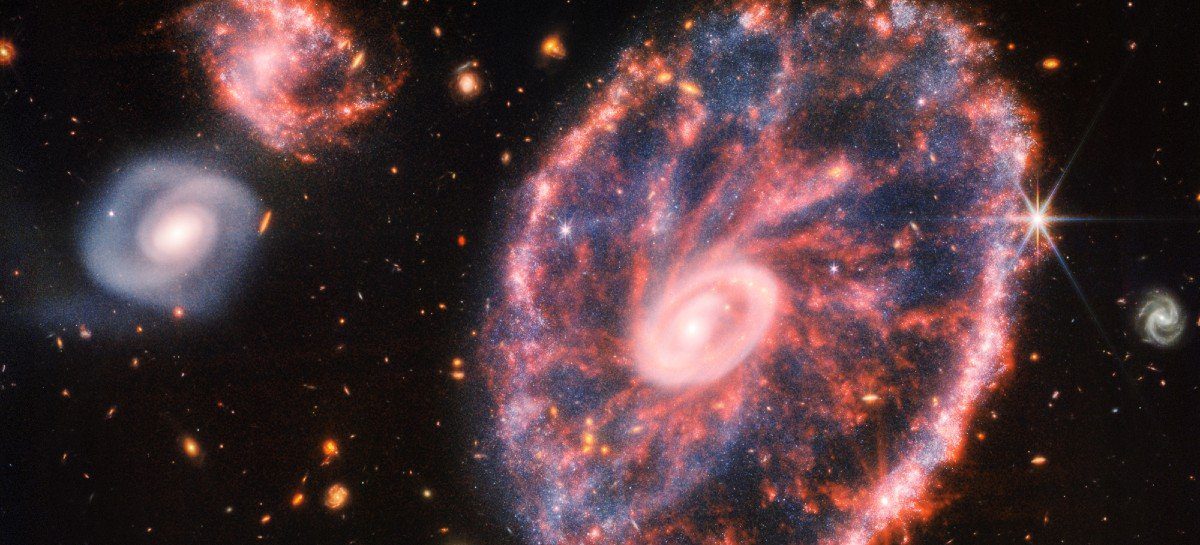 Telescópio James Webb captura imagem de galáxia com aspecto de "roda de carro"