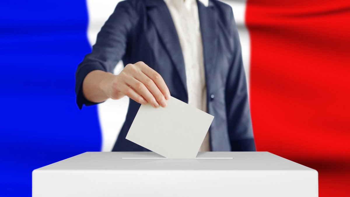 Bỏ phiếu bầu tổng thống năm 2022 © AntonSokolov / Shutterstock
