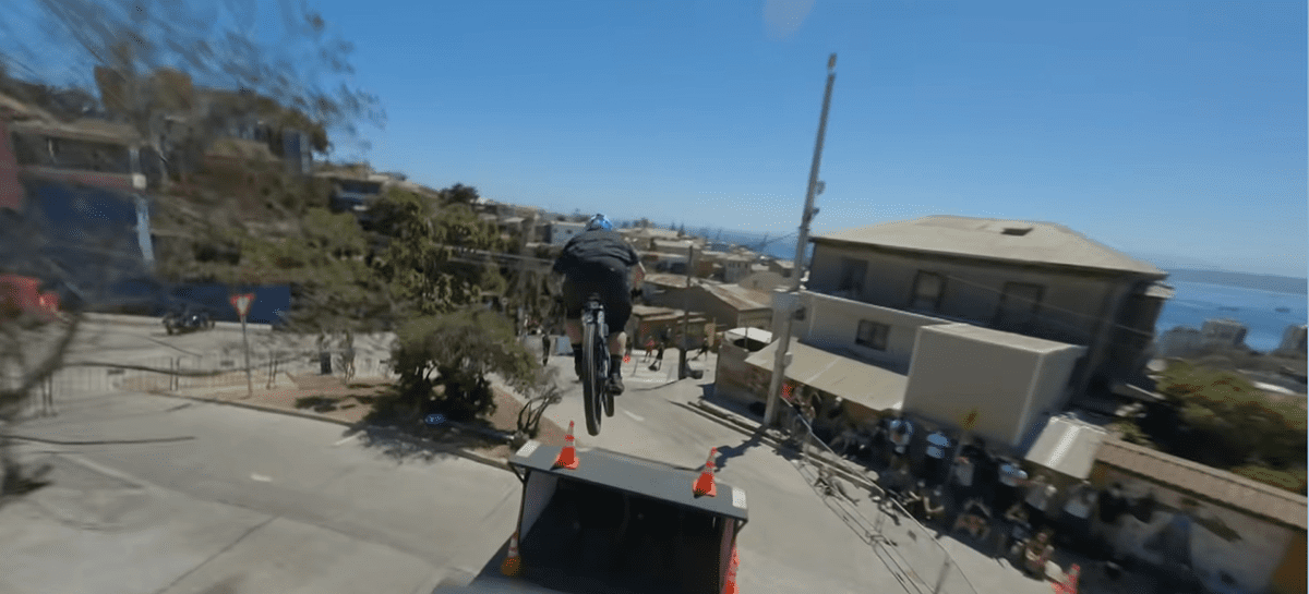 Drone FPV faz tomada incrível de perigosa descida de Mountain Bike em Valparaíso