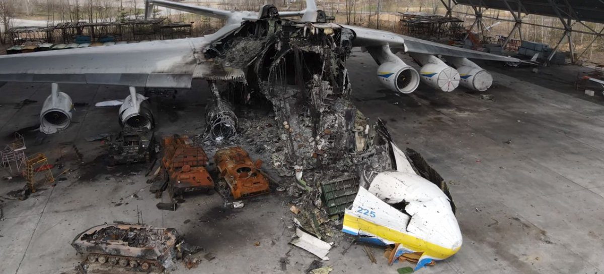 Drone mostra como ficou avião Antonov An-225 atingido pela Rússia