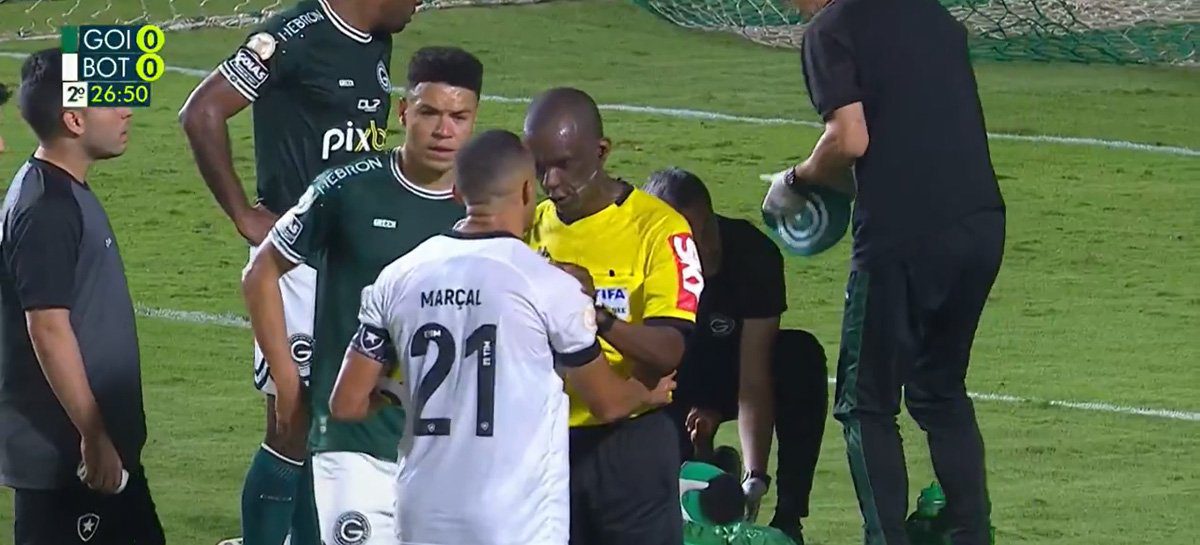 Jogador do Botafogo tenta acertar drone durante partida do Brasileirão