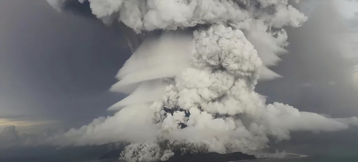 Erupção de vulcão em Tonga poderá aquecer temporariamente a superfície da Terra