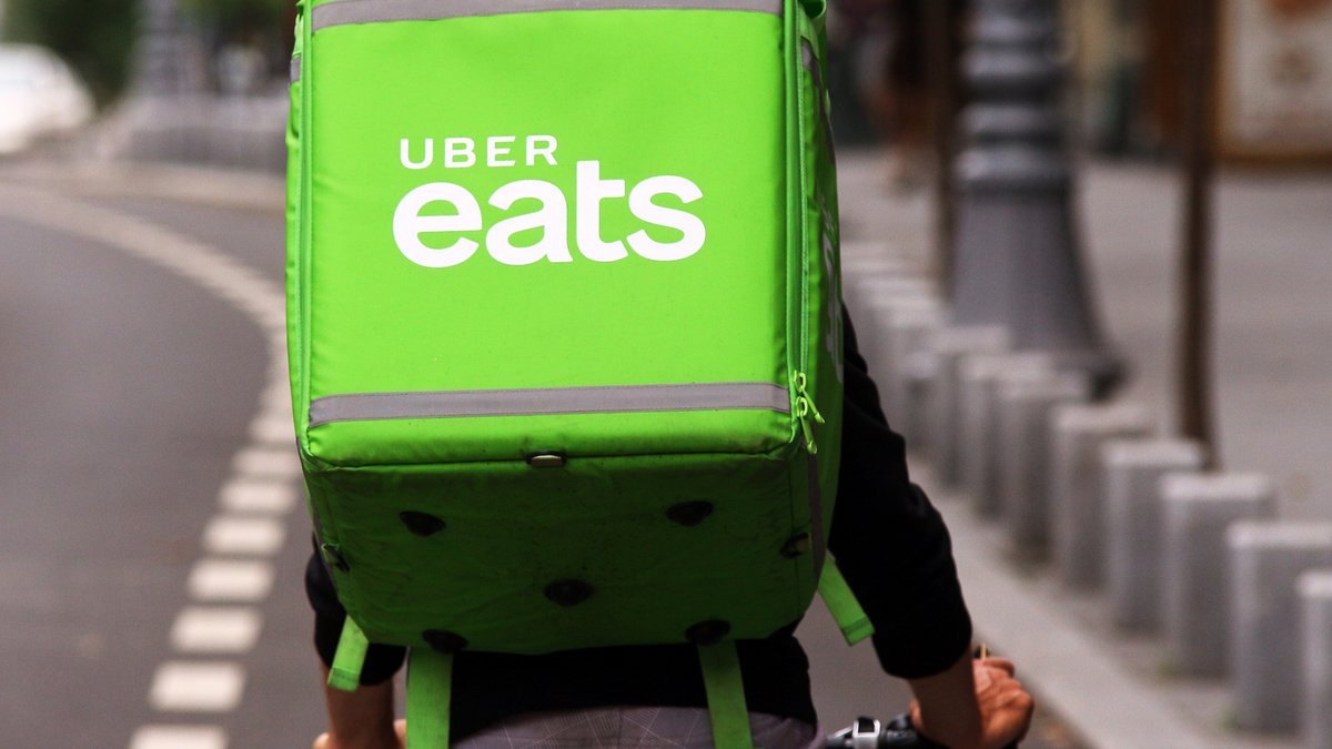 Tài xế giao hàng cho Uber Eats © LCV / Shutterstock.com