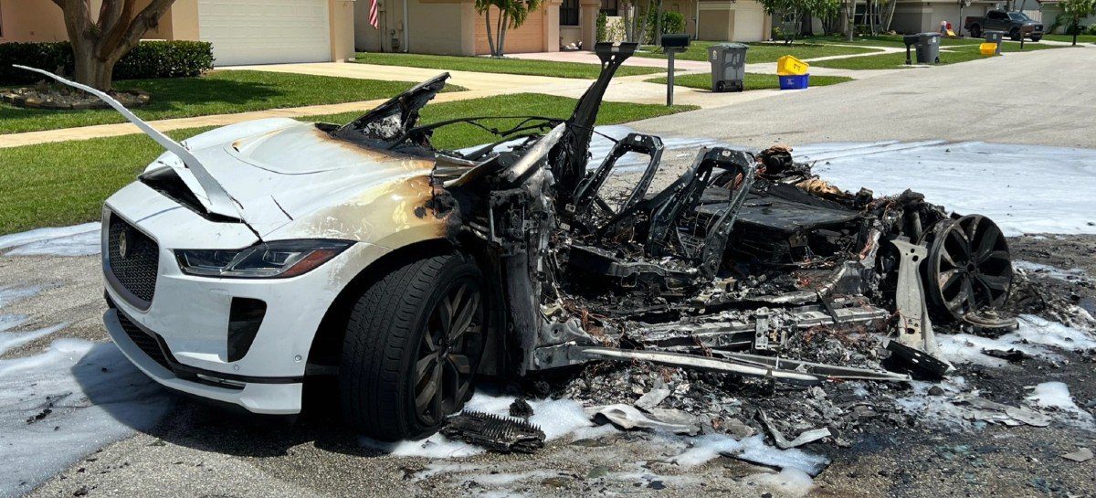 Carro elétrico da Jaguar pega fogo durante recarga, veja imagens