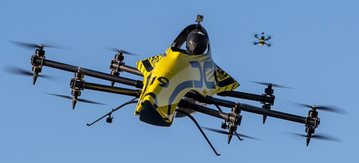 Drone que leva pessoa e faz acrobacias é controlado remotamente - Veja vídeo