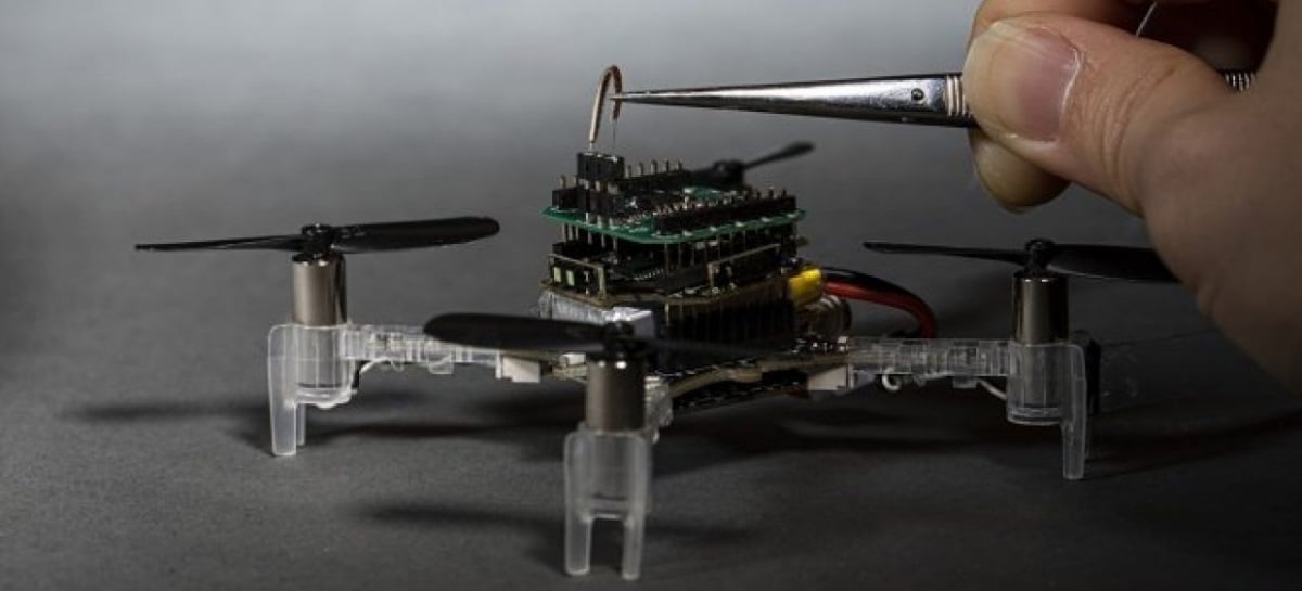 Cientistas criam drone biônico capaz de detectar cheiros com uma antena de mariposa