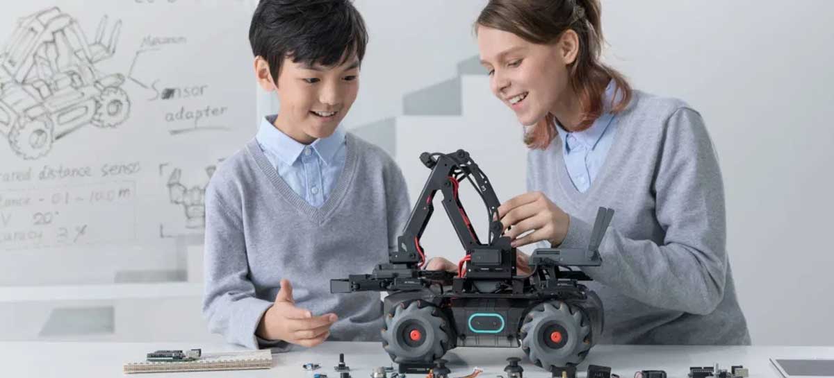 DJI lança RoboMaster EP Core, robô educacional compatível com LEGO