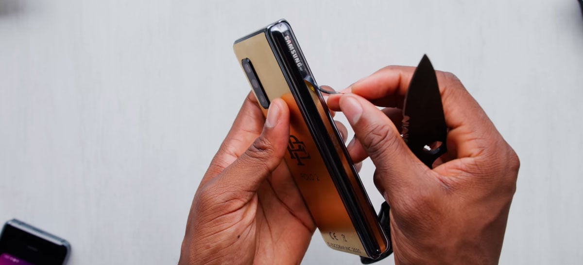 Smartphone dobrável do irmão de Pablo Escobar é o Galaxy Fold com logo da Samsung coberto