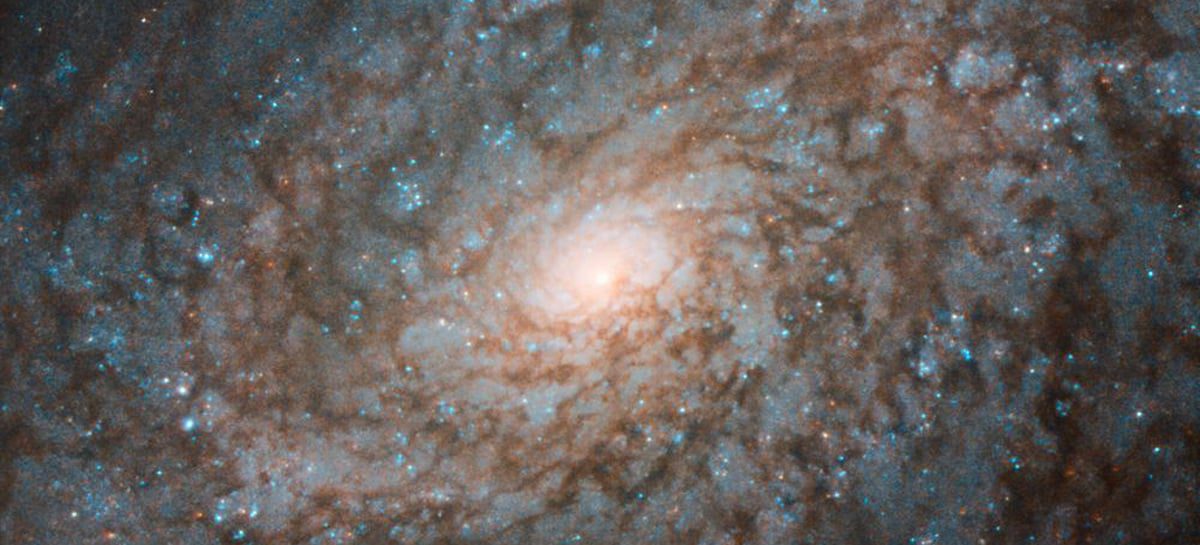 Telescópio espacial Hubble tira foto de galáxia com aparência floculenta