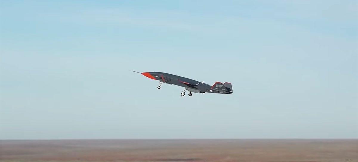 Drone Loyal Wingman da Boeing levanta voo pela primeira vez